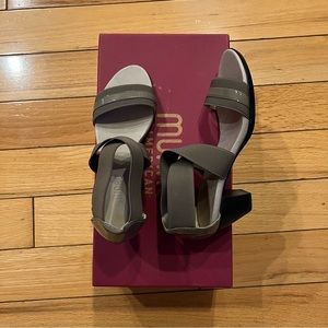 MUNRO Women DELANA Sandal Taupe 6.5 N Open Toe Strappy Dressy Elastic Cross